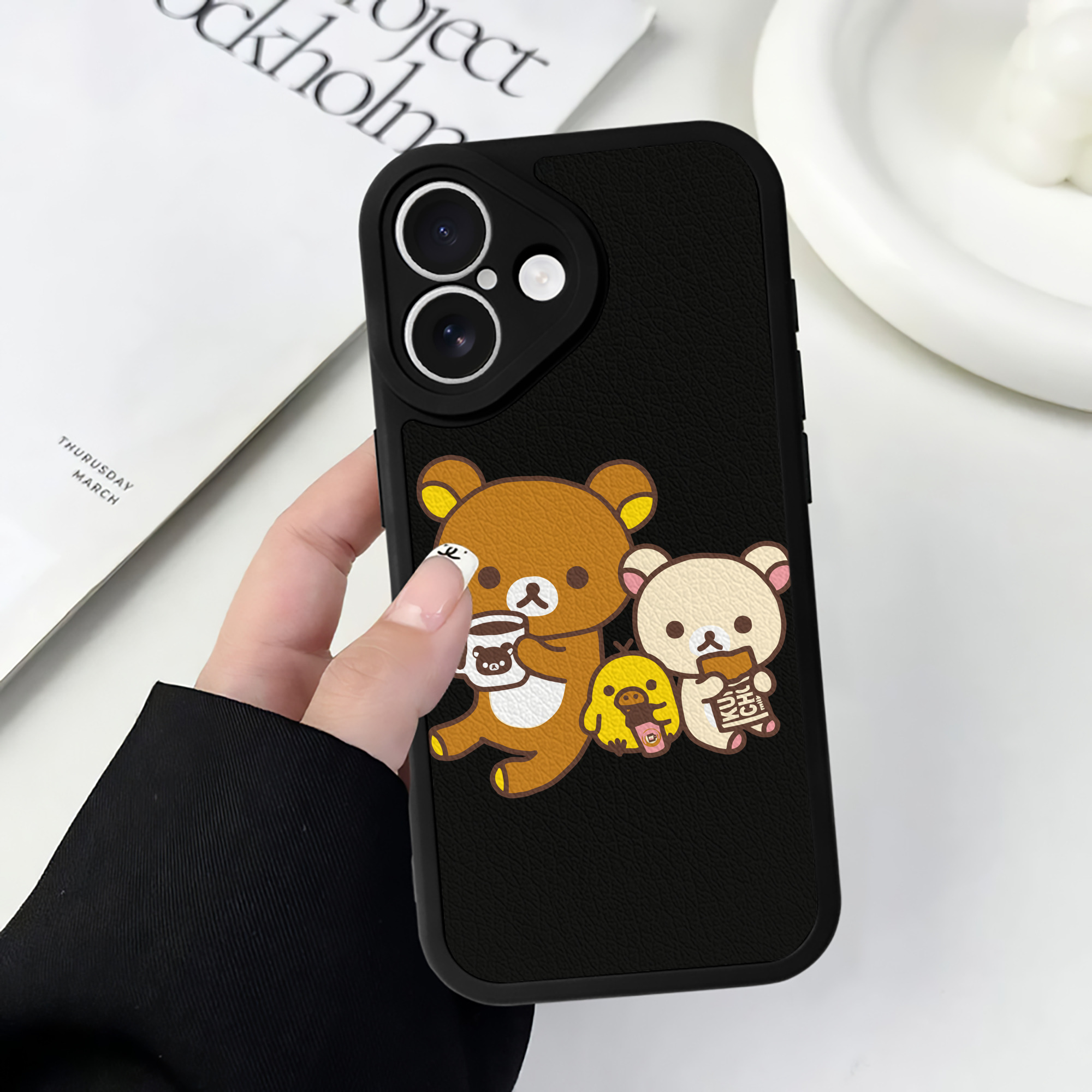 （画像用） リラックマ リラックマ キイロイトリ Rilakkuma Korilakkuma Kiiroitori 【iPhone 16シリーズ対応】シリコンスマホケース（レザー調） 材質：シリコン